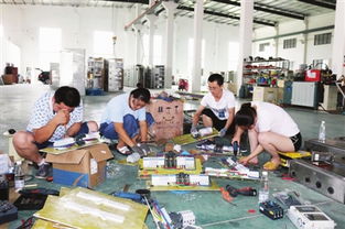 江蘇天正環?？萍冀陙聿粩嗉哟蠹几耐度牒涂萍紕撔?助力公司高質量發展,生產的高、中、低和特殊規格的開關柜,備受中外客商的青睞。目前該公司在手訂單已排到11月份。圖為8月30日生產人員在趕制產品。